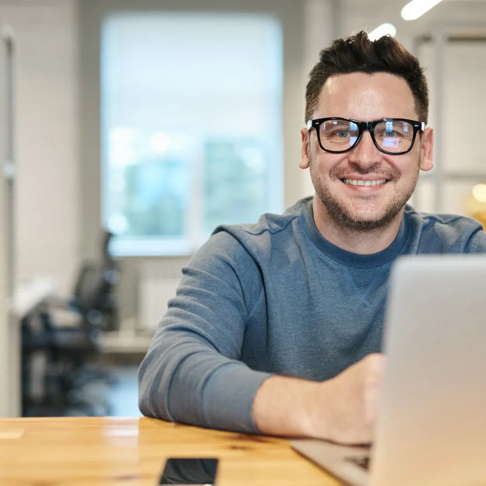 Parceiro satisfeito trabalhando e gerando lucros com a plataforma.