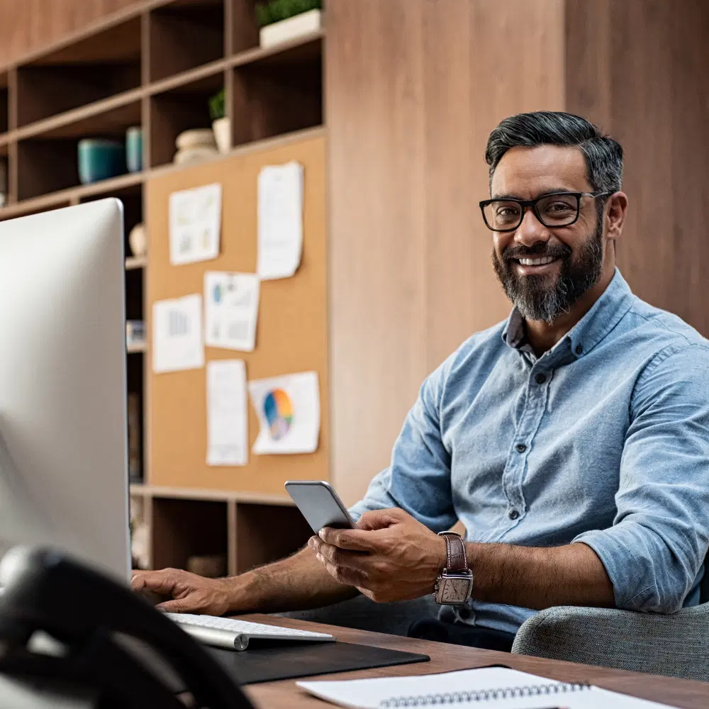 Parceiro satisfeito trabalhando e gerando lucros com a plataforma.
